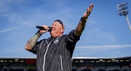 John medley zingen in het stadion